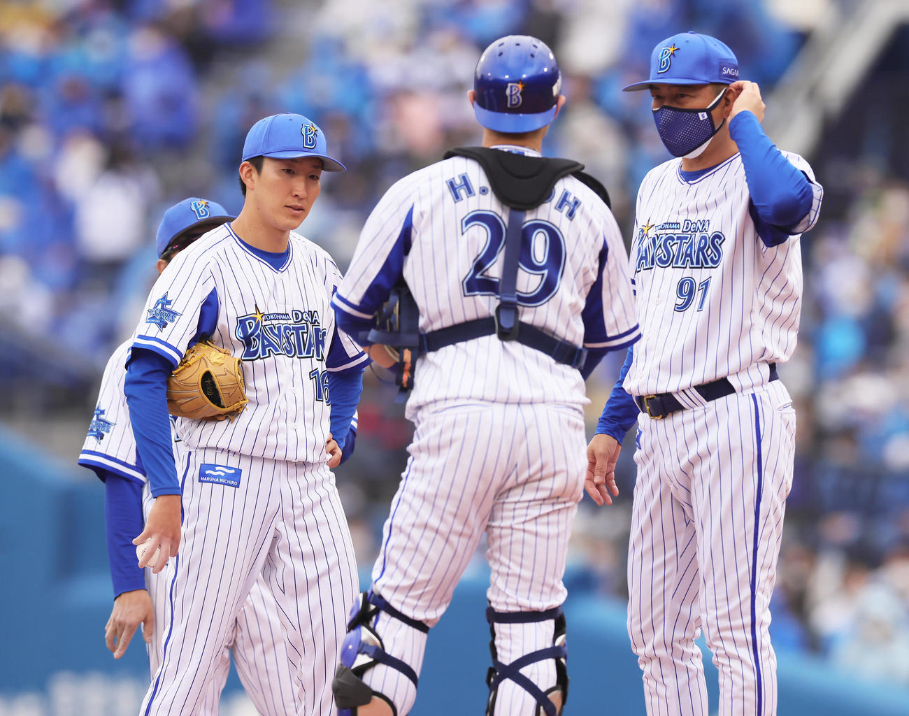DeNA対広島　4回表広島2死一、二塁、森下に右越え2点適時二塁打を浴びマウンドに集まる大貫（左）ら（撮影・足立雅史）
