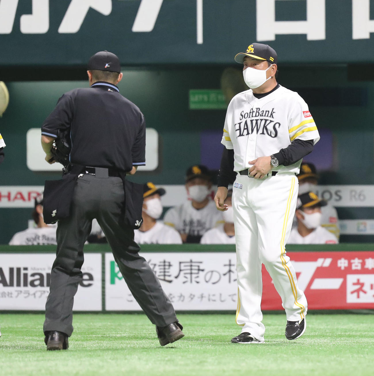 ソフトバンク対日本ハム　9回表に投手の交代を告げる藤本監督（撮影・屋方直哉）