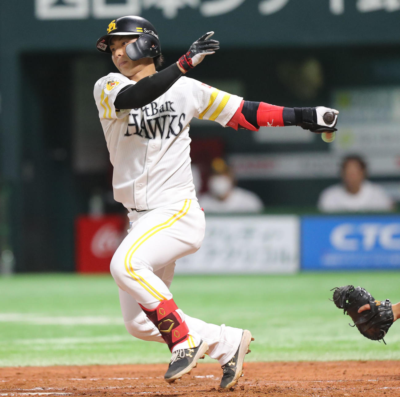ソフトバンク対日本ハム　2回裏ソフトバンク2死、今宮は左翼線へ二塁打を放つ（撮影・屋方直哉）