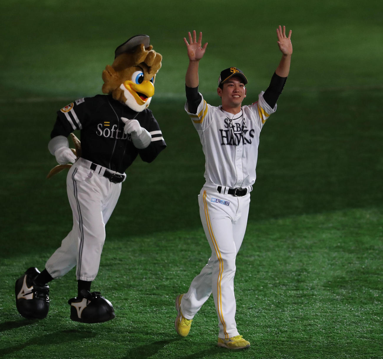 ソフトバンク対日本ハム　試合を終え、ファンに笑顔で手を振る栗原陵矢（撮影・梅根麻紀）