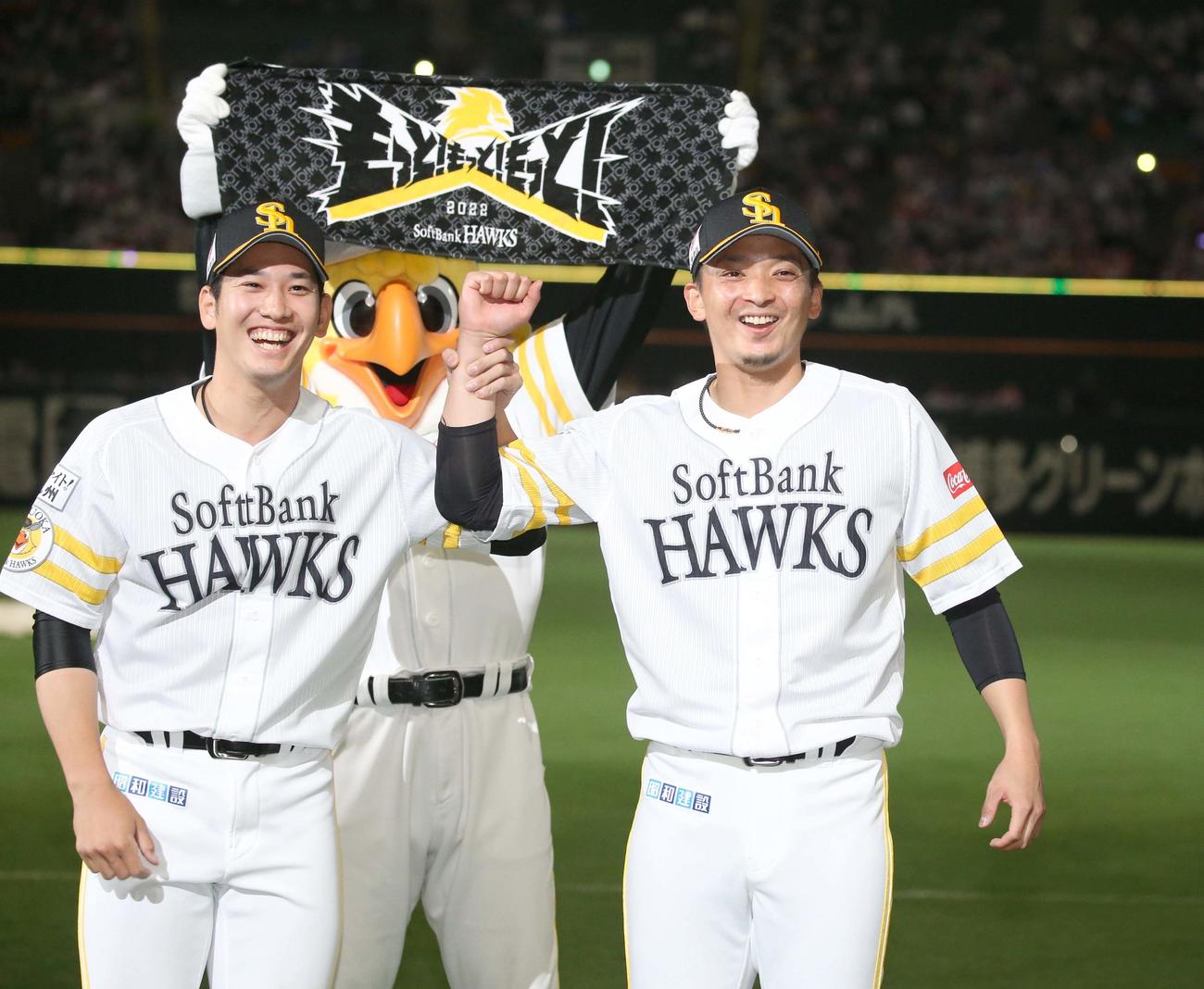 ソフトバンク対日本ハム　試合後、笑顔でガッツポーズの栗原（左）と東浜（撮影・黒川智章）