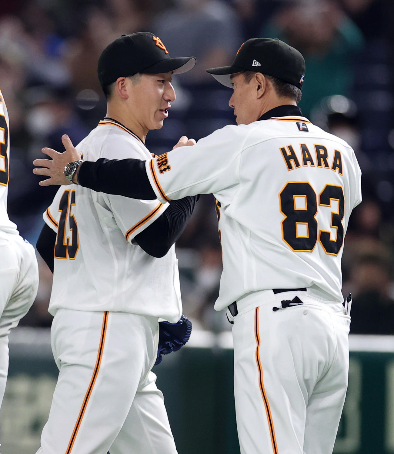 巨人対中日　試合後、原監督（右）から迎えられる大勢（撮影・狩俣裕三）
