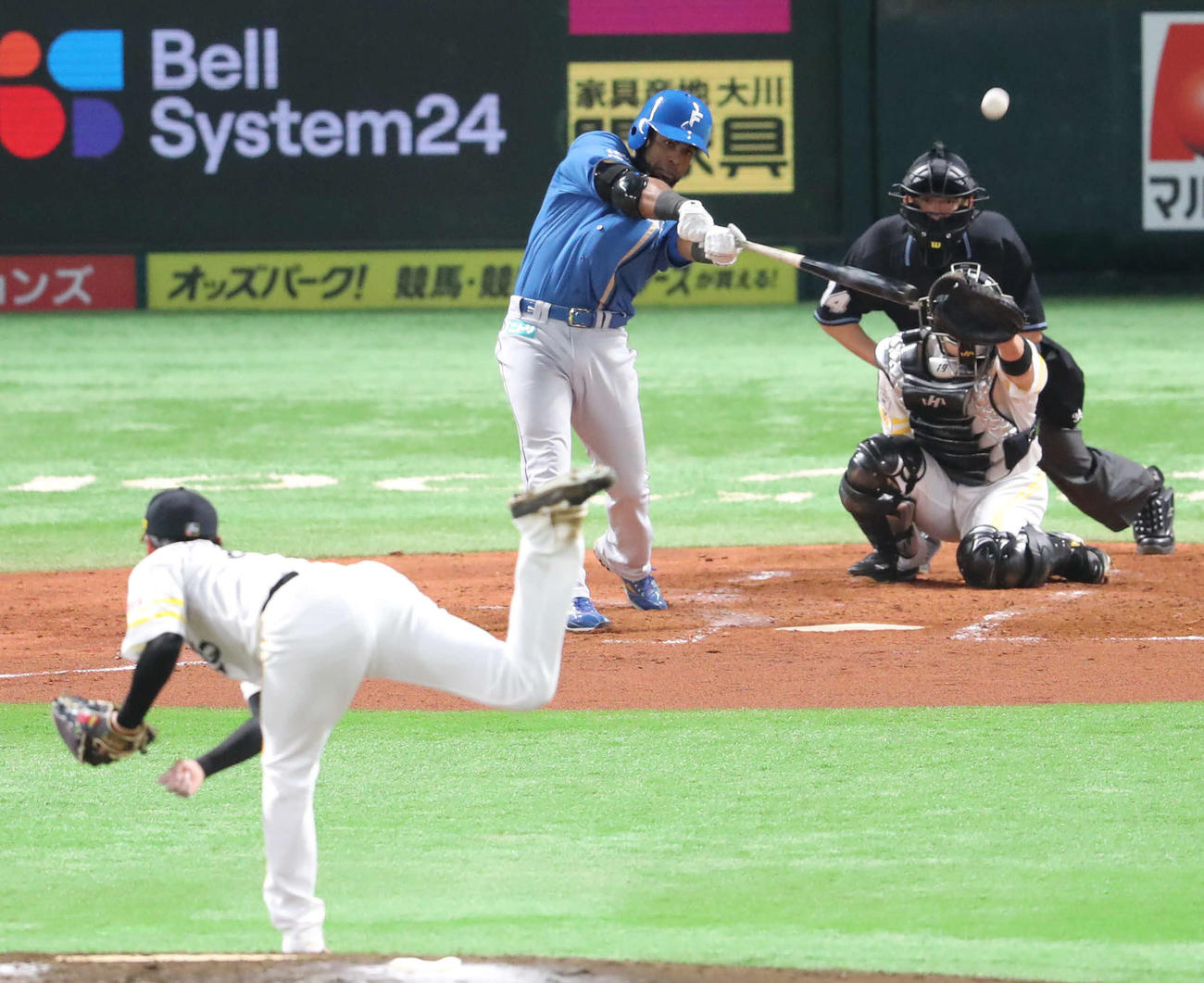 ソフトバンク対日本ハム　4回表日本ハム無死、左越え本塁打を放つアルカンタラ（撮影・梅根麻紀）