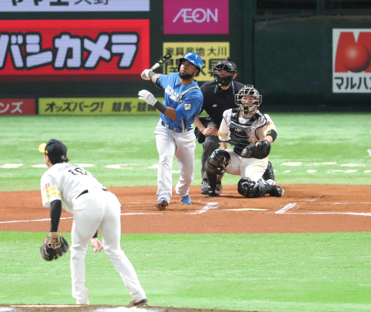 ソフトバンク対日本ハム　6回表日本ハム1死、アルカンタラは右越え本塁打を放つ（撮影・梅根麻紀）