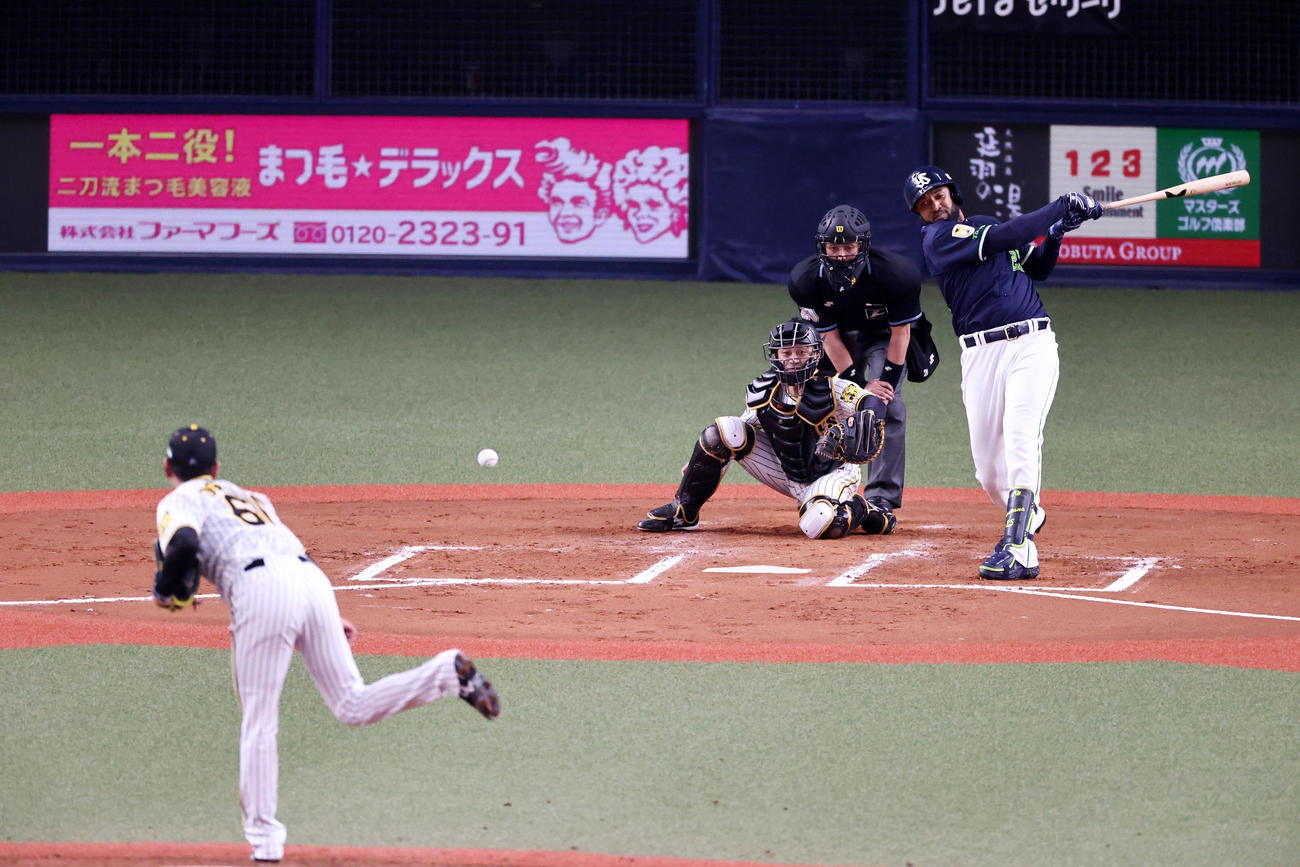 阪神対ヤクルト　6回表ヤクルト2死満塁、サンタナは中前適時打を放つ。投手は小川（撮影・加藤哉）