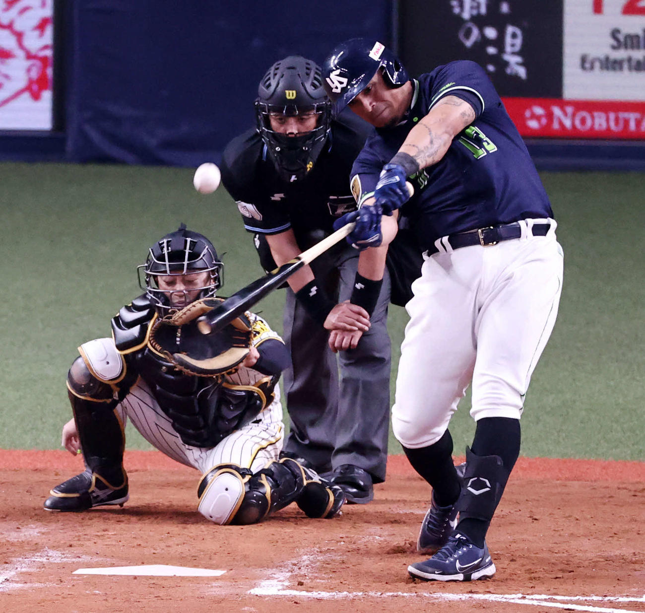 阪神対ヤクルト　9回表ヤクルト無死一塁、オスナは左越え2点本塁打を放つ（撮影・加藤哉）
