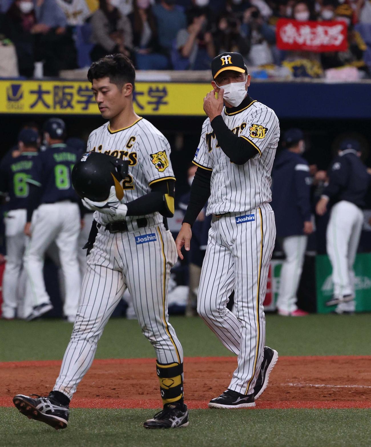 阪神対ヤクルト　ヤクルトに連敗した矢野監督（右）と坂本は悔しそうな表情を見せながらベンチに引き揚げる（撮影・上田博志）