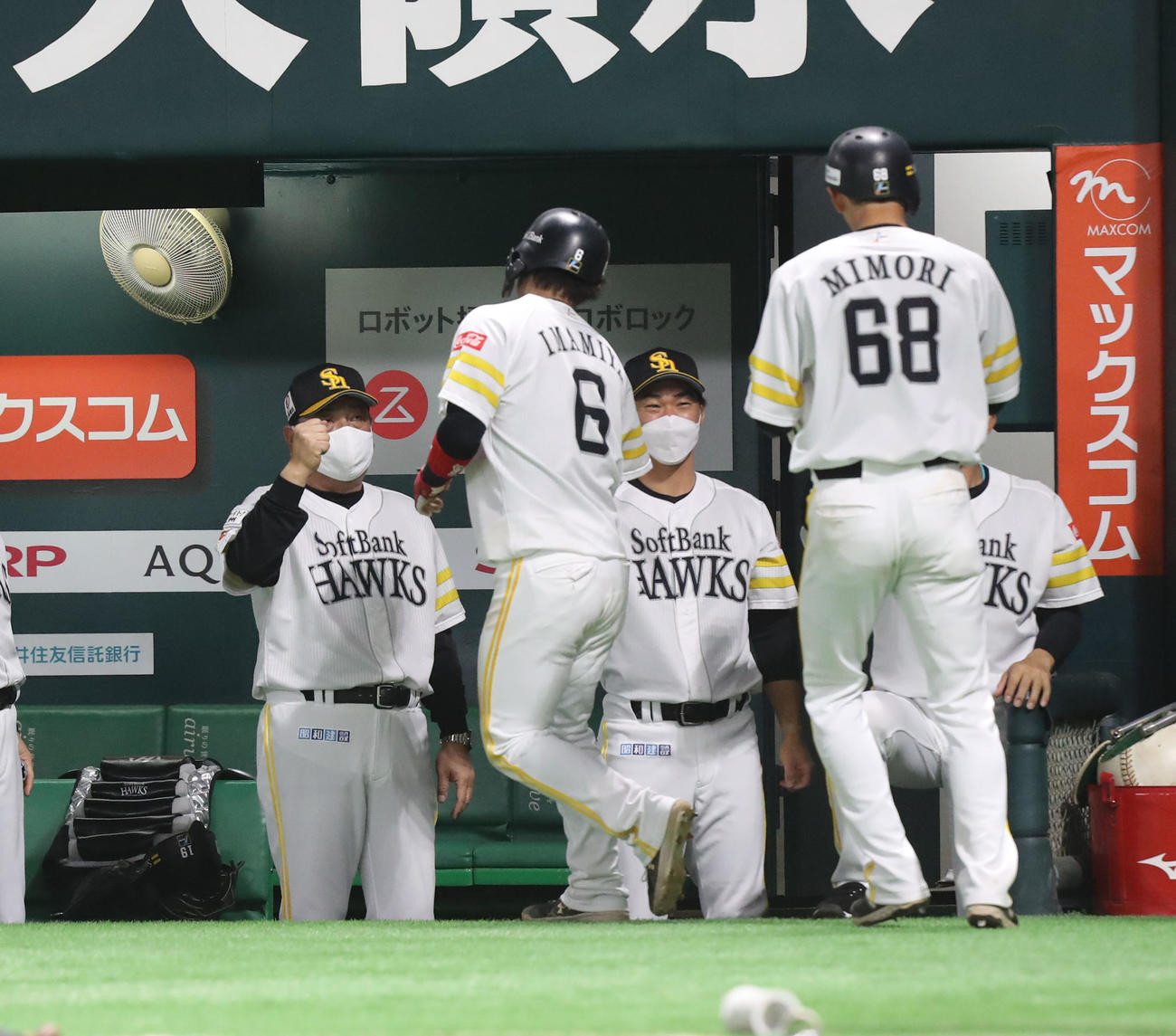 ソフトバンク対日本ハム　5回裏ソフトバンク2死満塁、柳田の勝ち越し2点適時打で生還した今宮と三森を迎える藤本監督（撮影・屋方直哉）