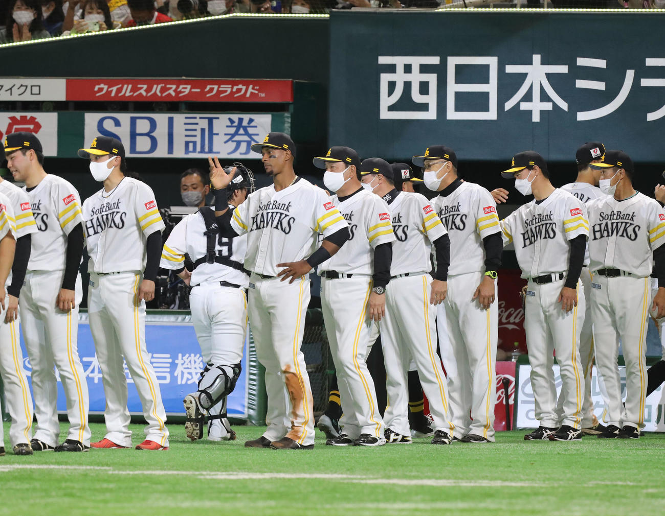 ソフトバンク対日本ハム　日本ハムに勝利し、ナインとハイタッチをする藤本監督（撮影・屋方直哉）