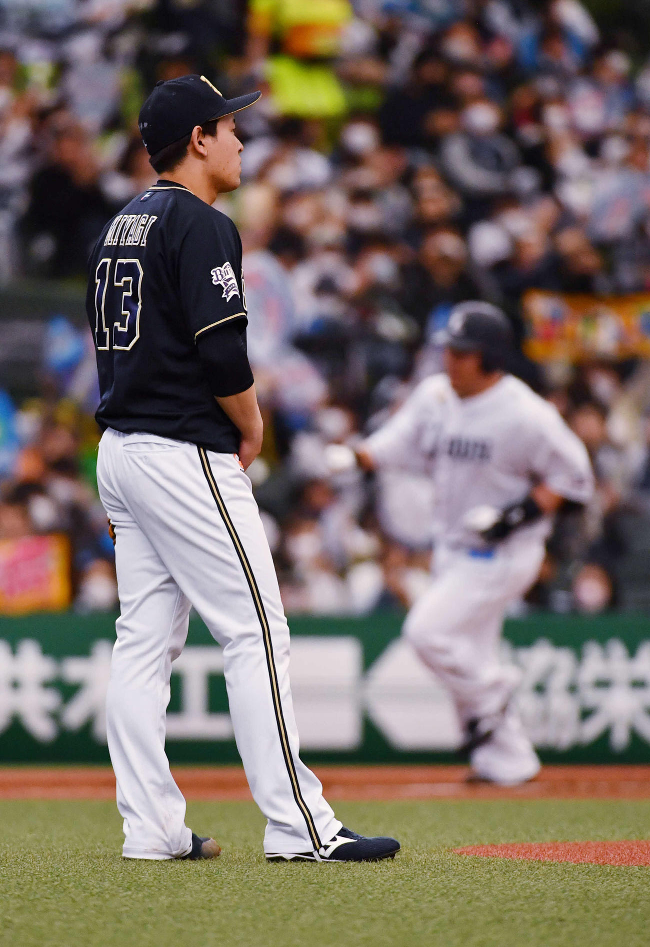 西武対オリックス　1回裏西武1死一、三塁、山川（後方）に左中間へ3点本塁打を浴びた宮城（撮影・柴田隆二）