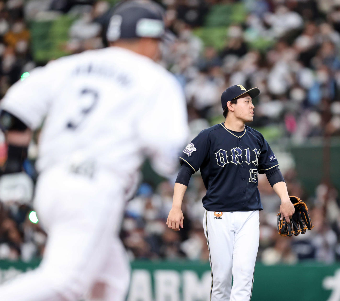 西武対オリックス　1回裏西武1死一、三塁、山川（手前」）左中間に3点本塁打を許し悔しそうな宮城（撮影・浅見桂子）