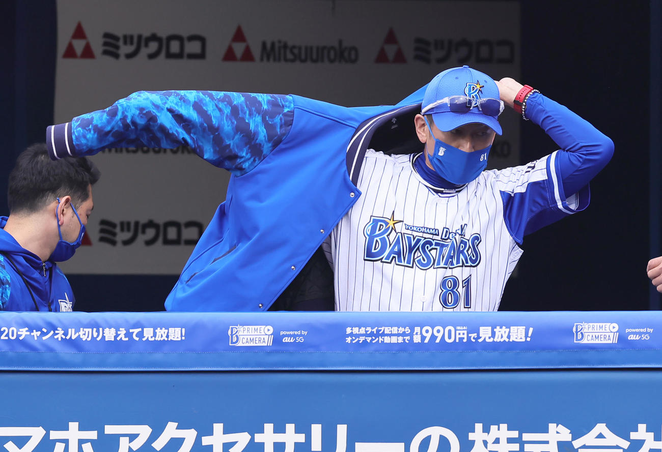 DeNA対広島　投手交代を告げ、ベンチでジャンパーを着るDeNA三浦監督（撮影・足立雅史）