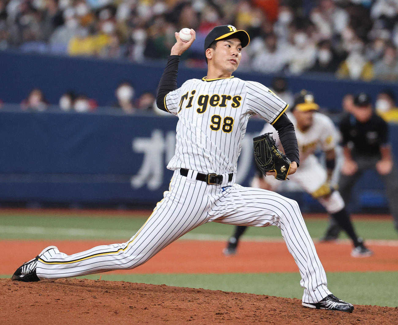 阪神対ヤクルト　7回、阪神3番手で登板の小野（撮影・上山淳一）