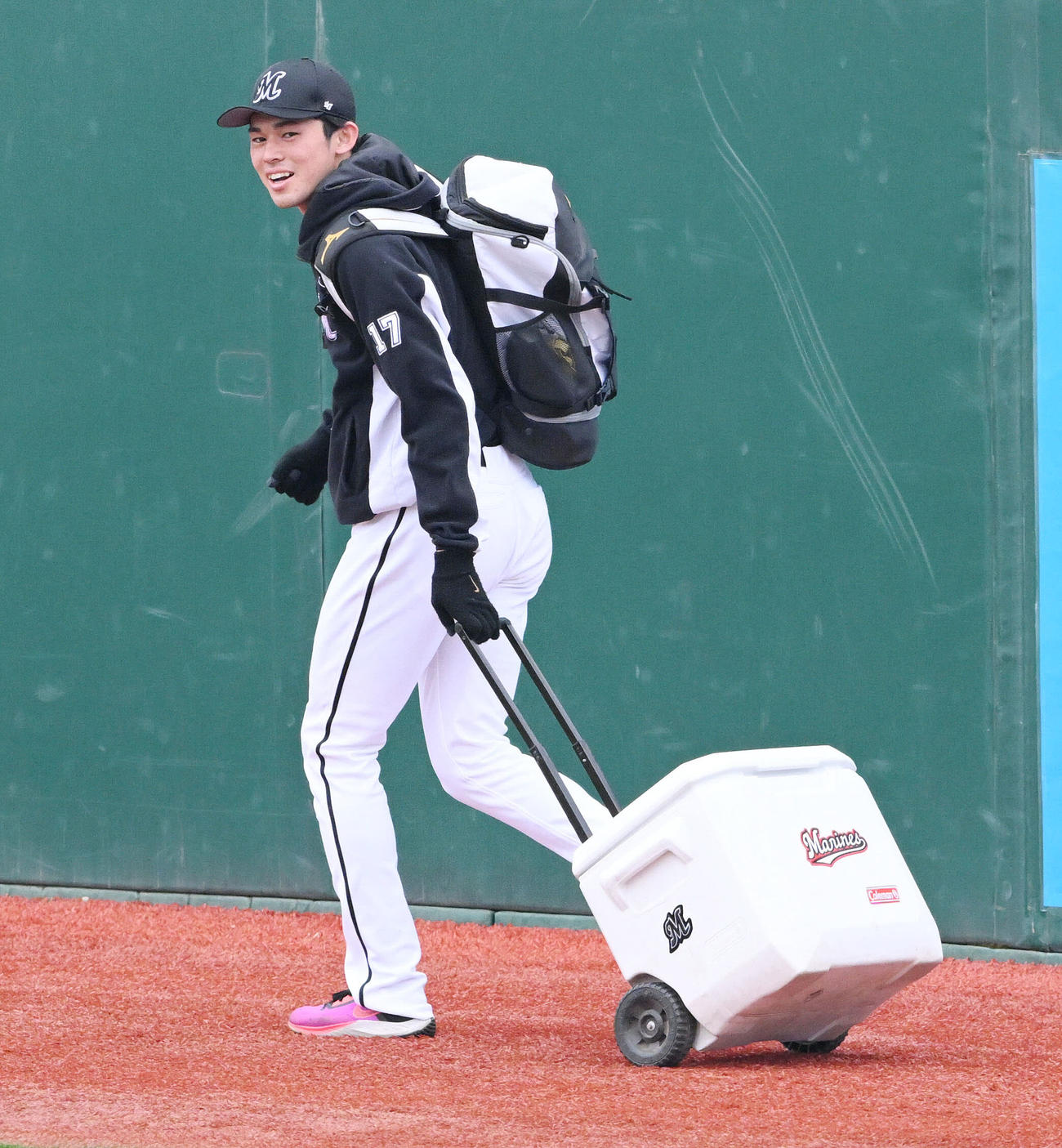 試合前練習で荷物を運ぶロッテ佐々木朗（撮影・滝沢徹郎）