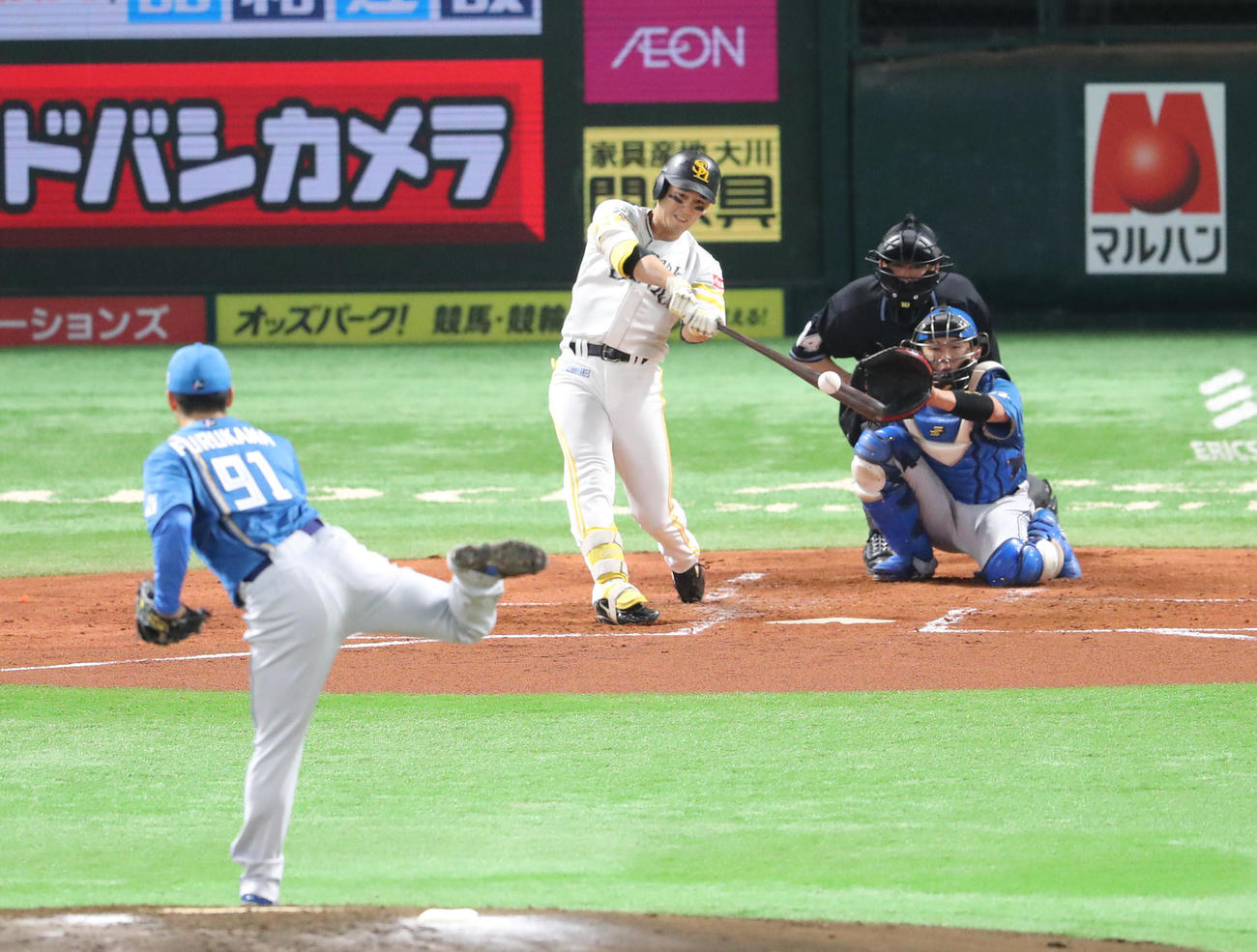 ソフトバンク対日本ハム　2回裏ソフトバンク無死、栗原は右越え先制本塁打を放つ（撮影・梅根麻紀）