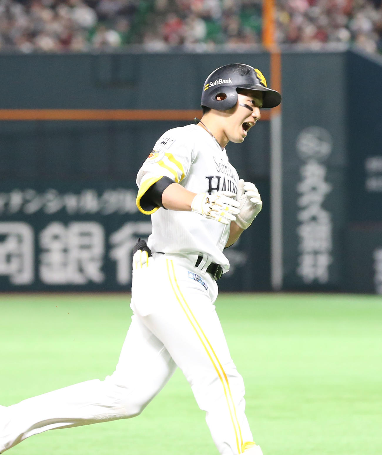 ソフトバンク対日本ハム　2回裏ソフトバンク無死、栗原は本塁打を放ち雄たけびを上げる（撮影・屋方直哉）