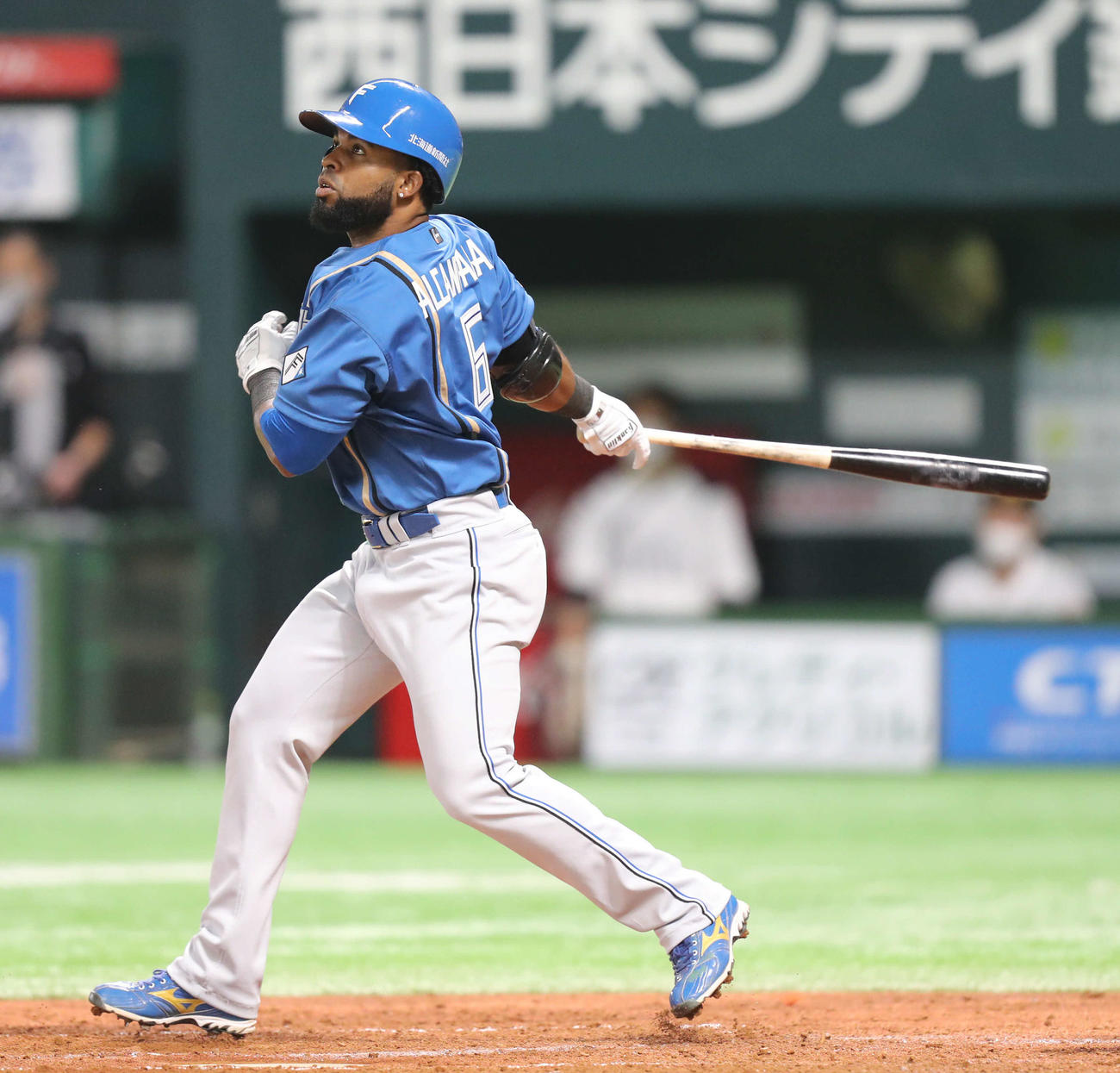 ソフトバンク対日本ハム　4回表日本ハム無死、アルカンタラは左越え本塁打を放つ（撮影・屋方直哉）