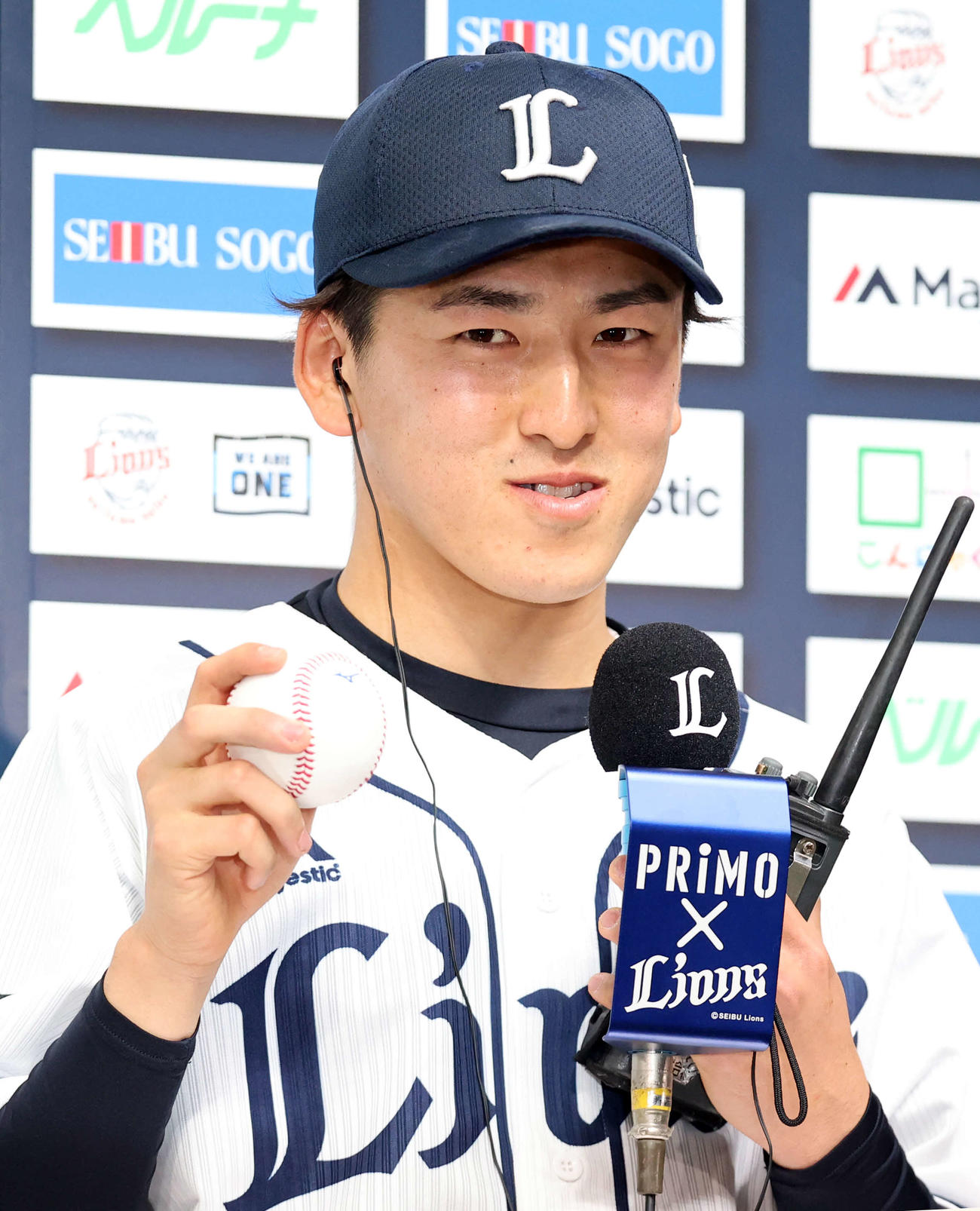 西武対オリックス　プロ初先発初勝利の西武隅田はウイニングボールを手に笑顔でインタビューに答える（撮影・浅見桂子）