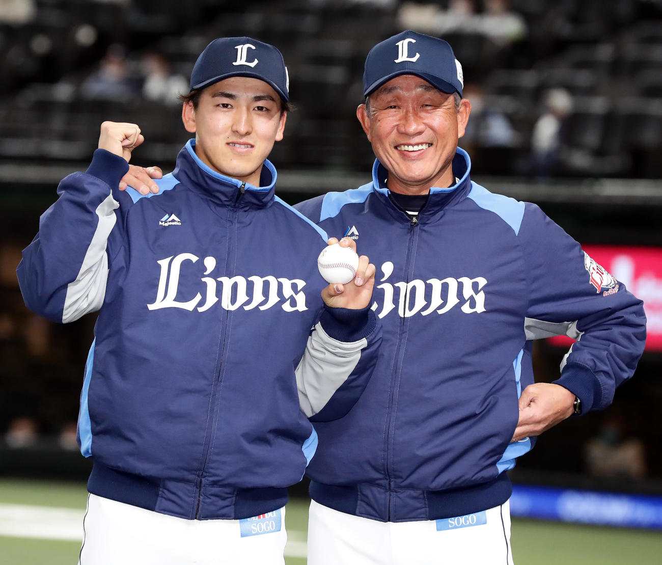 西武対オリックス　プロ初先発初勝利の西武隅田（左）はウイニングボールを手に、笑顔で辻監督とガッツポーズ（撮影・浅見桂子）