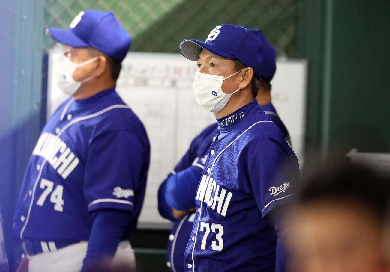 巨人対中日　9回表、ベンチから静かにグラウンドを見つめる立浪監督（撮影・狩俣裕三）