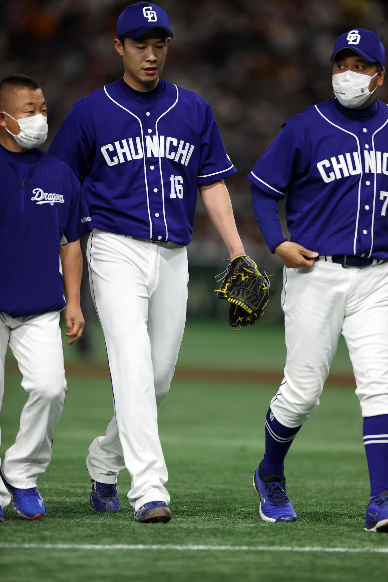 巨人対中日　8回裏から登板した中日3番手の岩崎（中央）だが、打者ポランコに四球を与えた後、急きょ降板する（撮影・狩俣裕三）