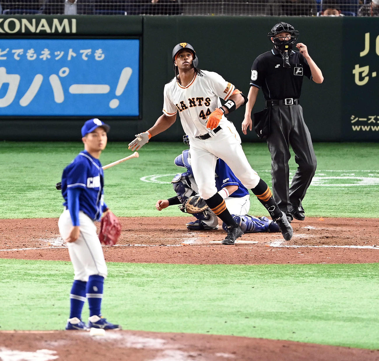 巨人対中日　8回裏巨人2死二塁、左適時二塁打を放つ代打ウォーカー。投手山本（撮影・たえ見朱実）