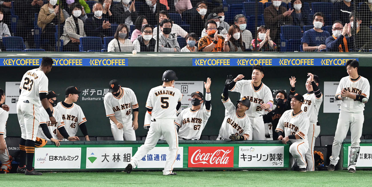 巨人対中日　8回裏、ベンチに下がった中島宏之を迎える巨人ナイン（撮影・たえ見朱実）