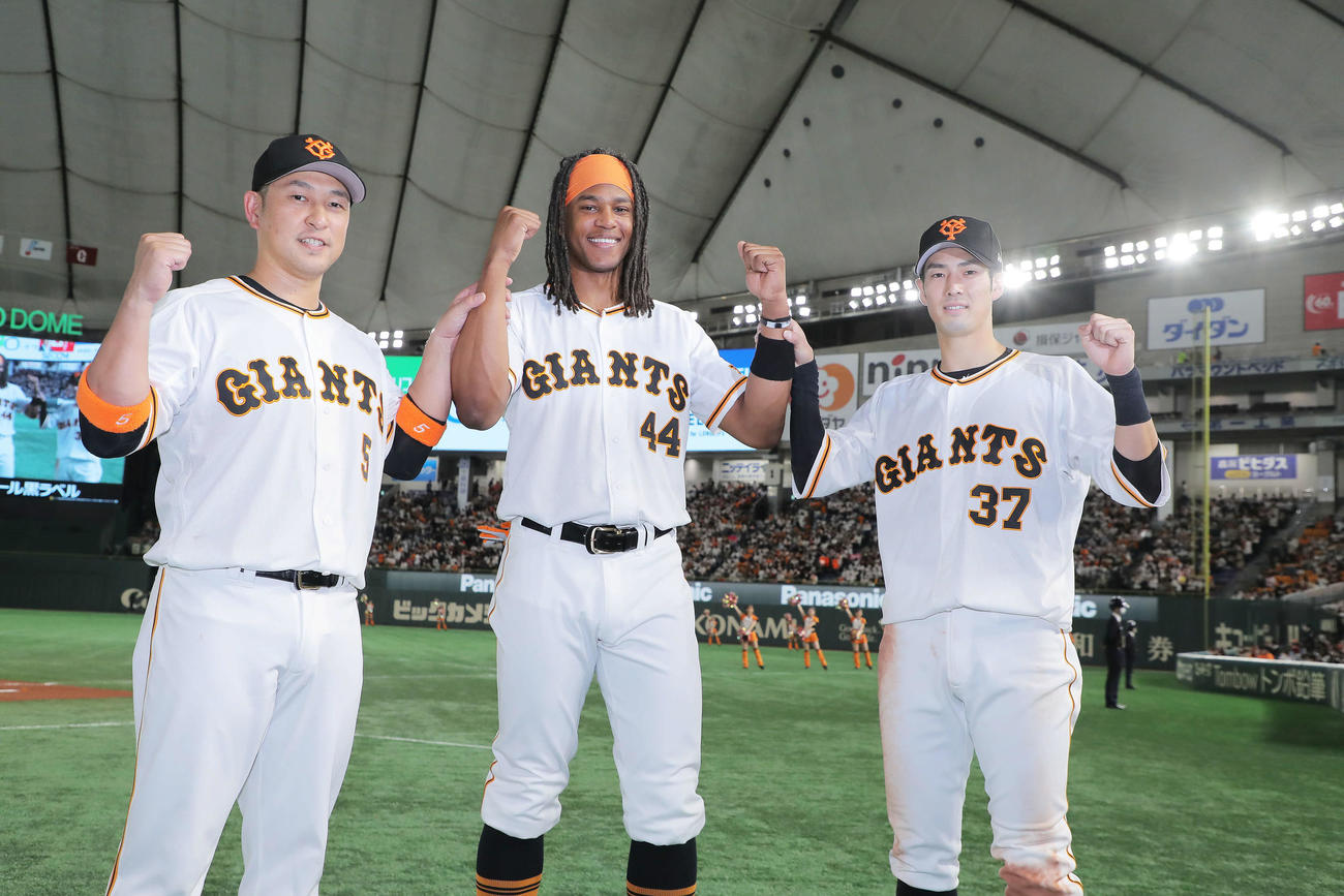 巨人対中日　中日に勝利し、ガッツポーズで写真に納まる巨人の、左から中島、ウォーカー、若林（撮影・河田真司）
