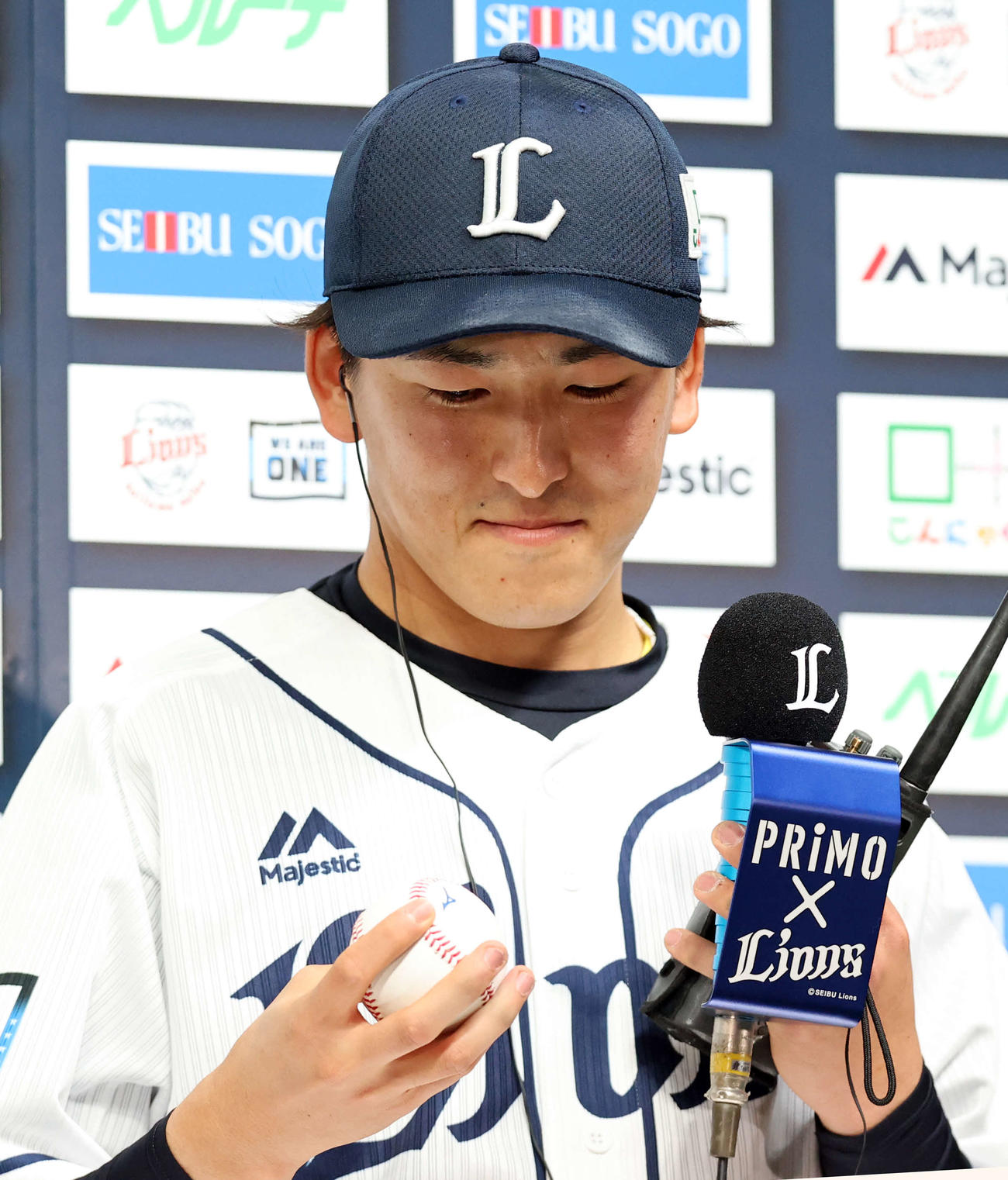 西武対オリックス　プロ初先発初勝利の西武隅田はインタビューでウイニングボールを見つめる（撮影・浅見桂子）