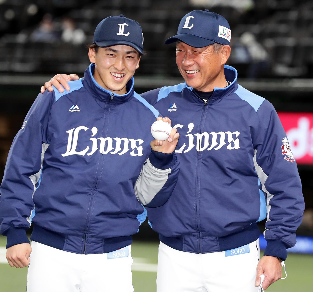西武対オリックス　プロ初先発初勝利の西武隅田（左）はウイニングボールを手に、笑顔で辻監督からねぎらわれる（撮影・浅見桂子）