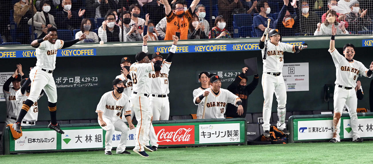 巨人対中日　8回裏巨人2死二塁、若林の勝ち越し適時二塁打で盛りあがるベンチ（撮影・たえ見朱実）