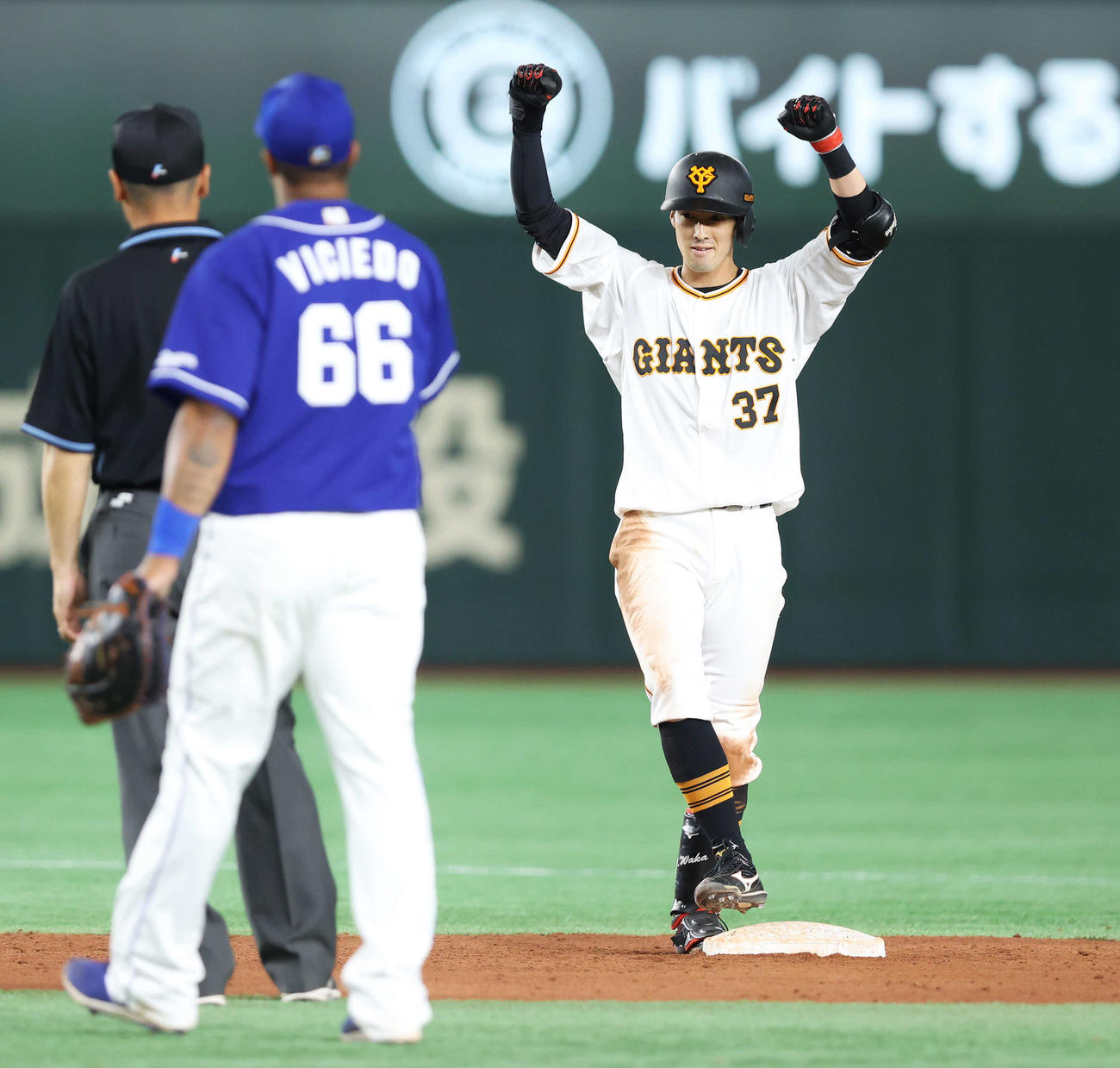 巨人対中日　8回裏巨人2死二塁、勝ち越し適時二塁打を放ちガッツポーズする若林（撮影・河田真司）