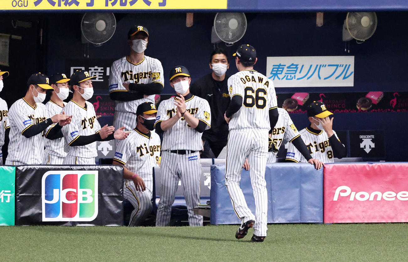 阪神対ヤクルト　6回表ヤクルト2死一、三塁、降板する小川は拍手を受ける。右端は矢野監督（撮影・加藤哉）
