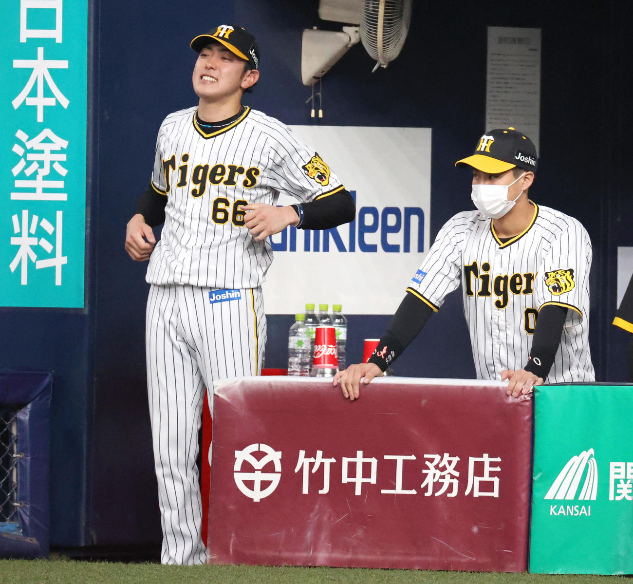 阪神対ヤクルト　6回途中で降板の小川（左）はベンチで悔しがる（撮影・上山淳一）