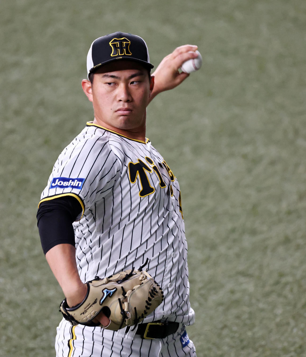 阪神対ヤクルト　キャッチボールで調整する桐敷（撮影・加藤哉）