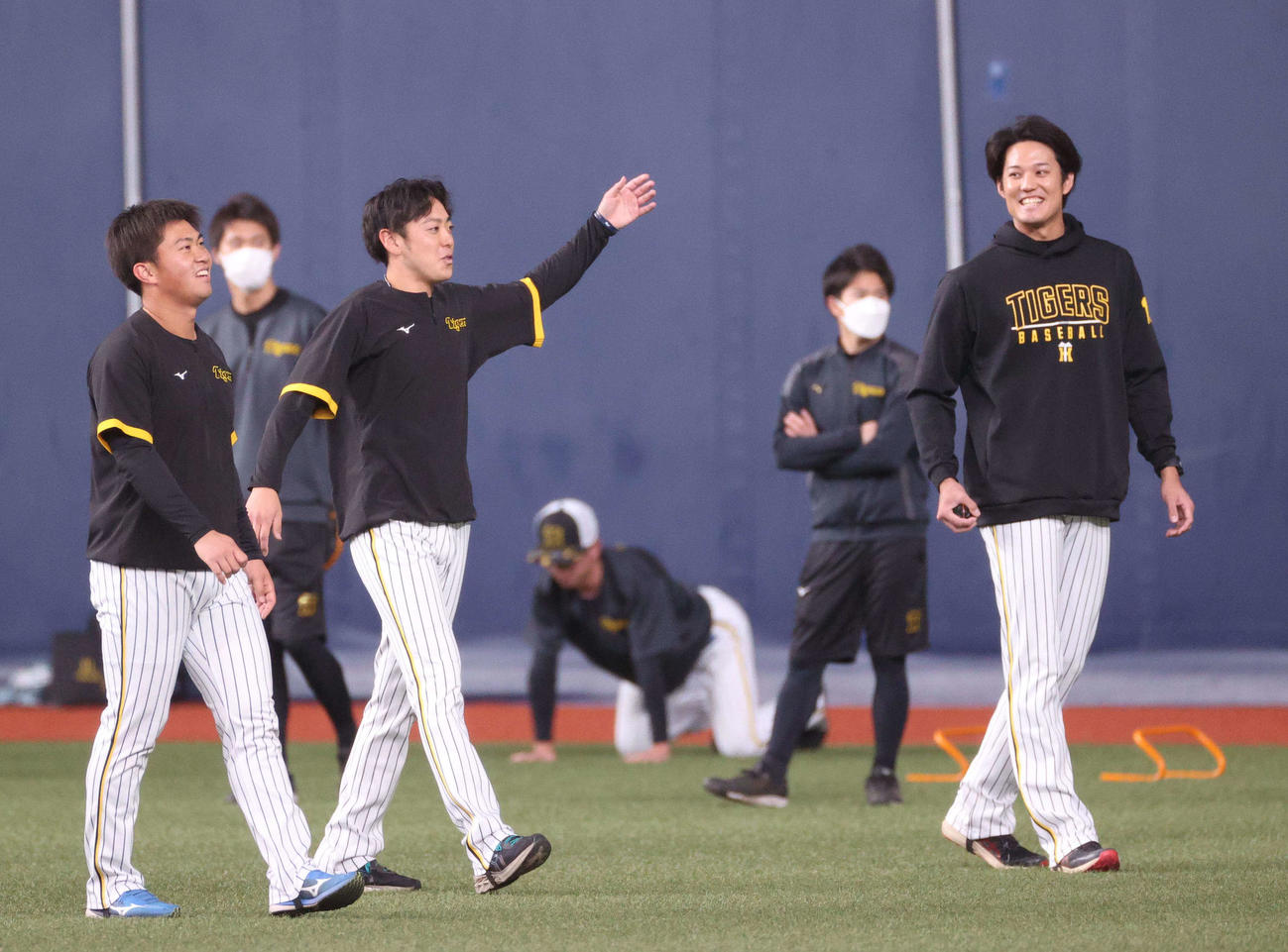 25日、ヤクルト戦3連戦を前に調整に励む、左から桐敷、小川、藤浪