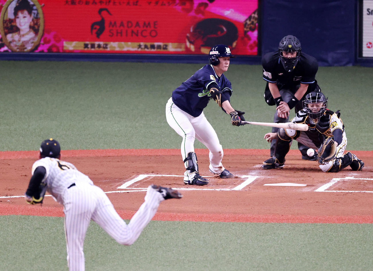 阪神対ヤクルト　6回表ヤクルト無死、遊内野安打を放つ高橋。投手小川（撮影・加藤哉）