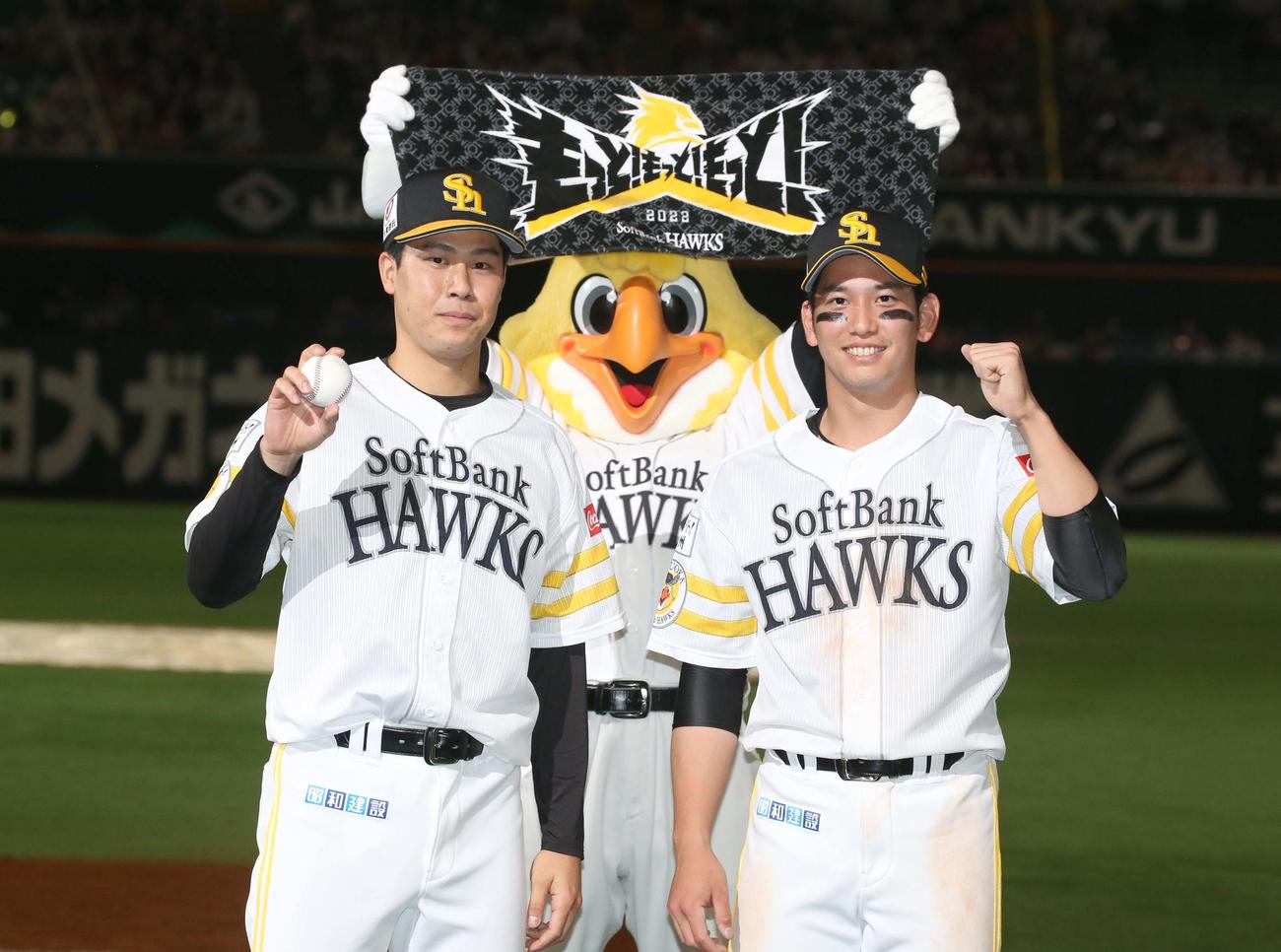 ソフトバンク対日本ハム　試合後、笑顔でガッツポーズの藤井（左）と栗原（撮影・黒川智章）