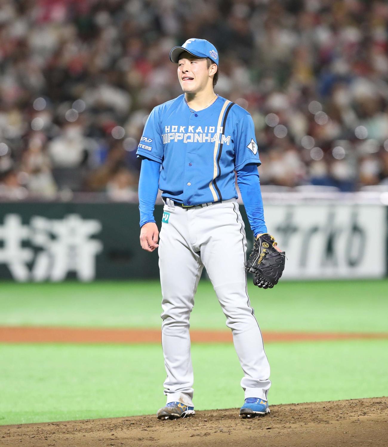 ソフトバンク対日本ハム　1回裏ソフトバンク2死一塁、栗原に右越え2点本塁打を浴び顔をしかめる吉田（撮影・黒川智章）