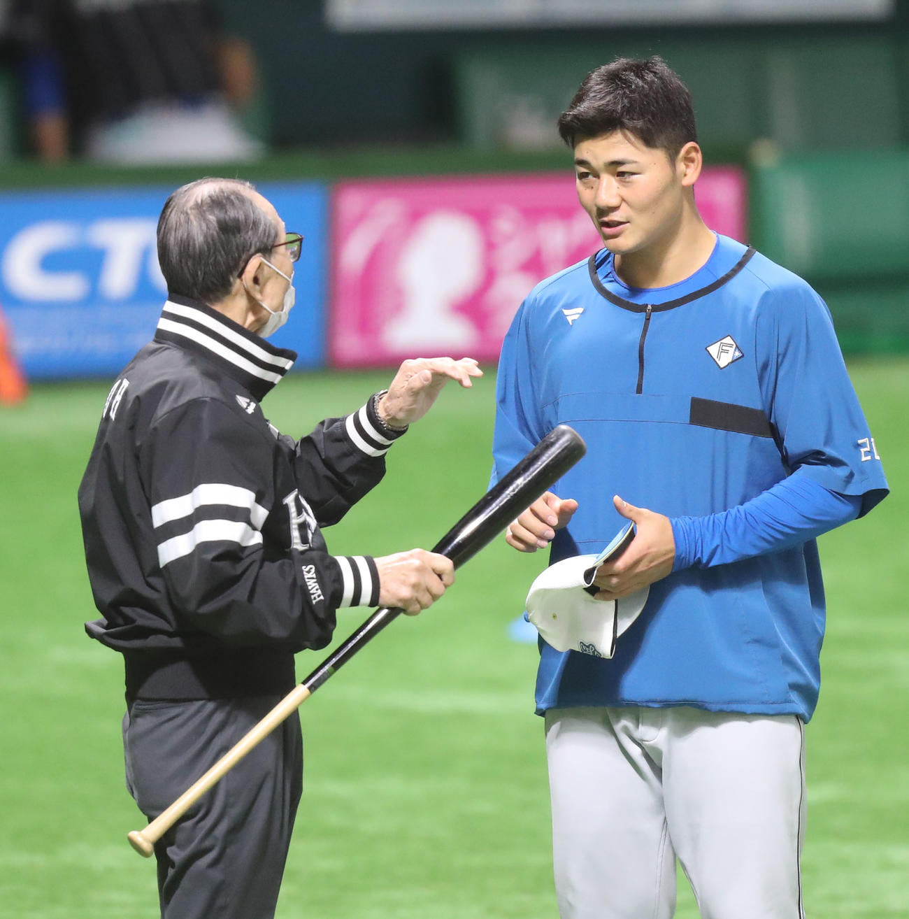 ソフトバンク対日本ハム　試合前の練習で話をする王球団会長（左）と清宮（撮影・屋方直哉）