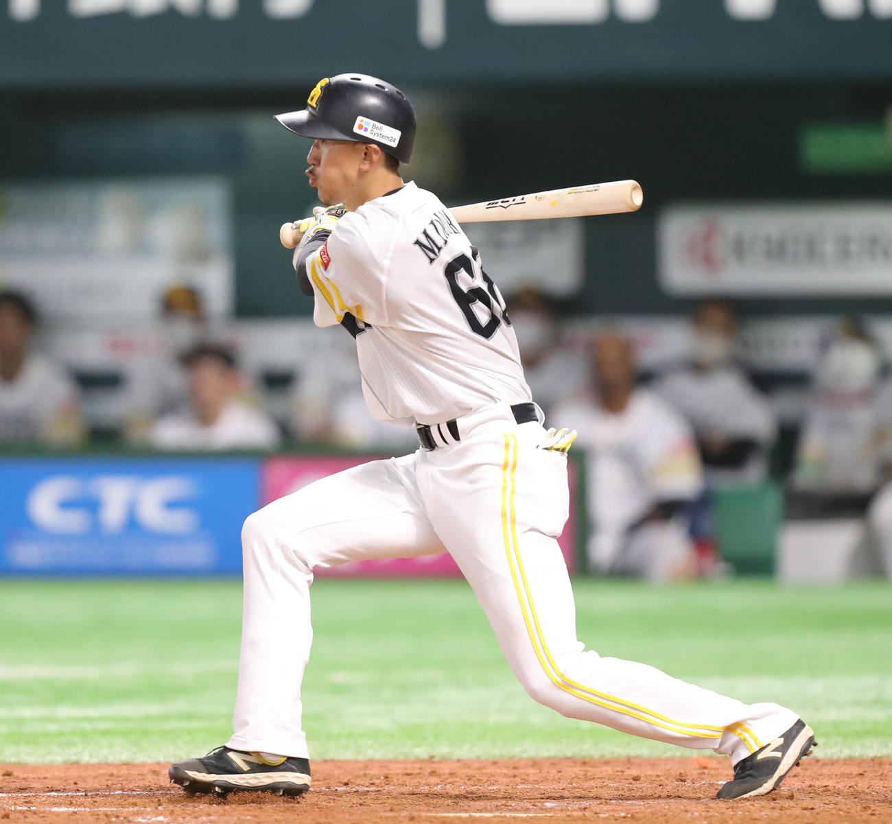 ソフトバンク対日本ハム　5回裏ソフトバンク1死二塁、三森は中堅へ同点の適時三塁打を放つ（撮影・屋方直哉）