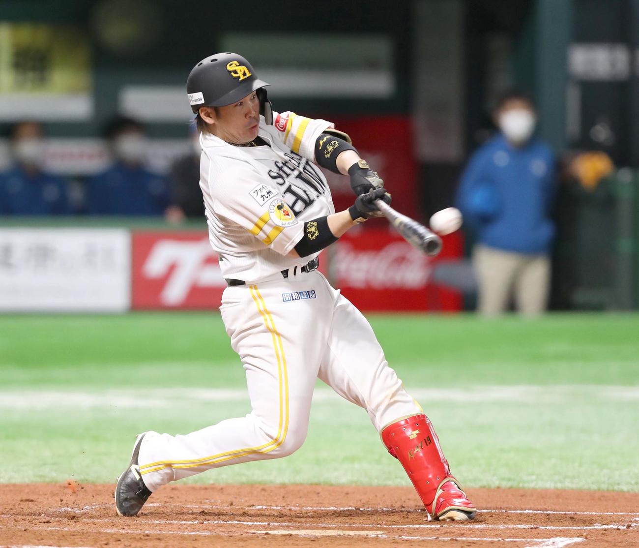 ソフトバンク対日本ハム　6回裏ソフトバンク2死一、二塁、左越え適時二塁打を放つ甲斐（撮影・黒川智章）
