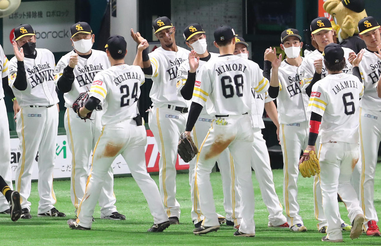 ソフトバンク対日本ハム　開幕3連勝した藤本博史監督は栗原陵矢を出迎える（撮影・梅根麻紀）
