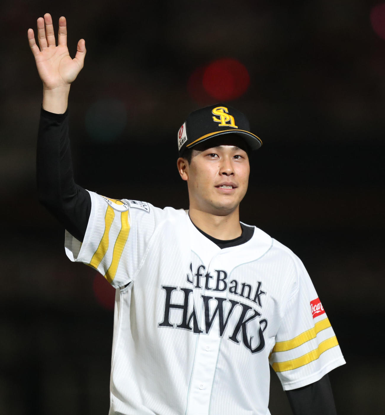 ソフトバンク対日本ハム　移籍後初勝利を挙げ、観客に手を振る藤井（撮影・屋方直哉）