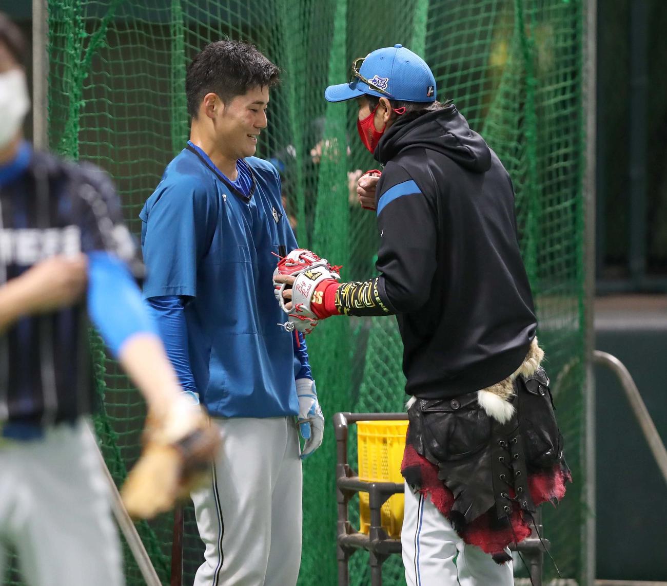 ソフトバンク対日本ハム　練習中、清宮（左）と話す新庄監督（撮影・黒川智章）