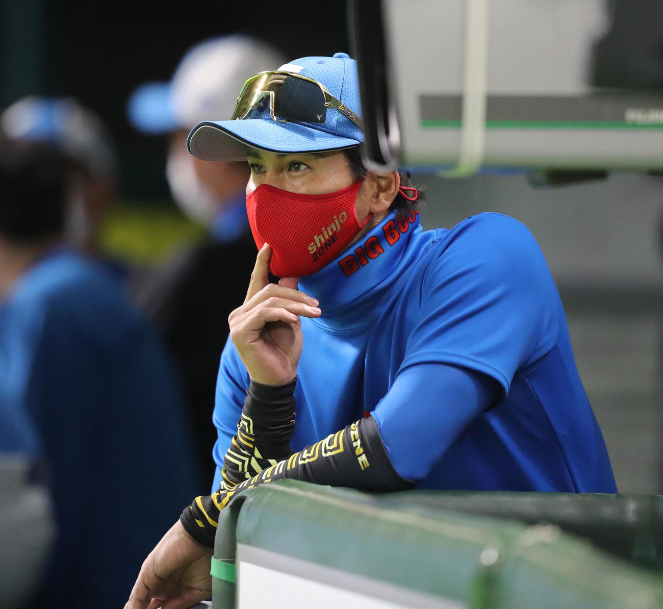 ソフトバンク対日本ハム　試合前のソフトバンクの練習を見つめる新庄監督（撮影・屋方直哉）