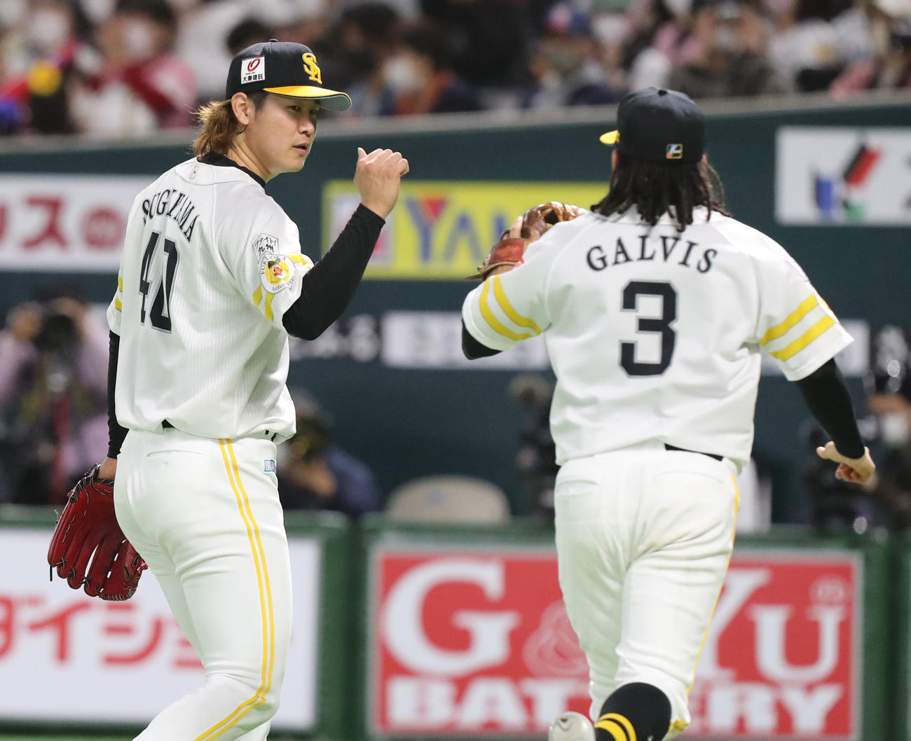 ソフトバンク対日本ハム　1回表を投げ終え、ガルビスとグータッチをする杉山（撮影・屋方直哉）