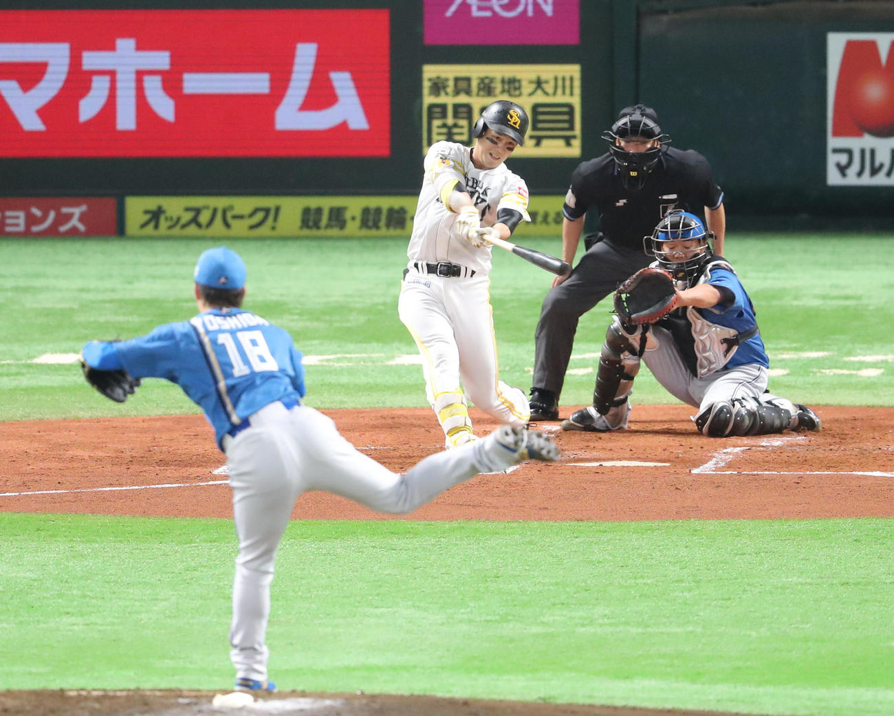 日本ハム対ソフトバンク　1回裏ソフトバンク2死一塁、栗原陵矢は右越えに2点本塁打を放つ（撮影・梅根麻紀）