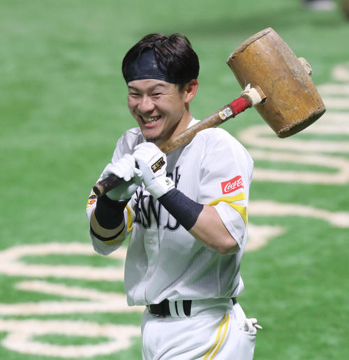 ソフトバンク対日本ハム　試合前の練習でハンマーを振る牧原大（撮影・屋方直哉）