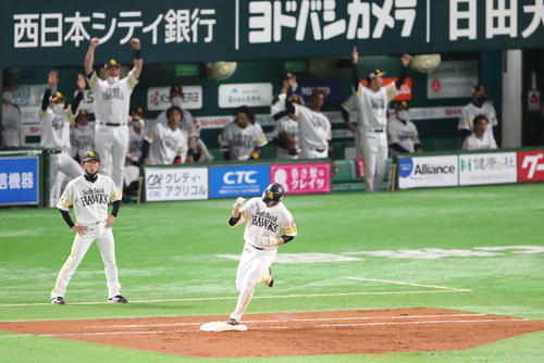 日本ハム対ソフトバンク　1回裏ソフトバンク2死一塁、栗原陵矢は右越えに2点本塁打を放つ（撮影・梅根麻紀）